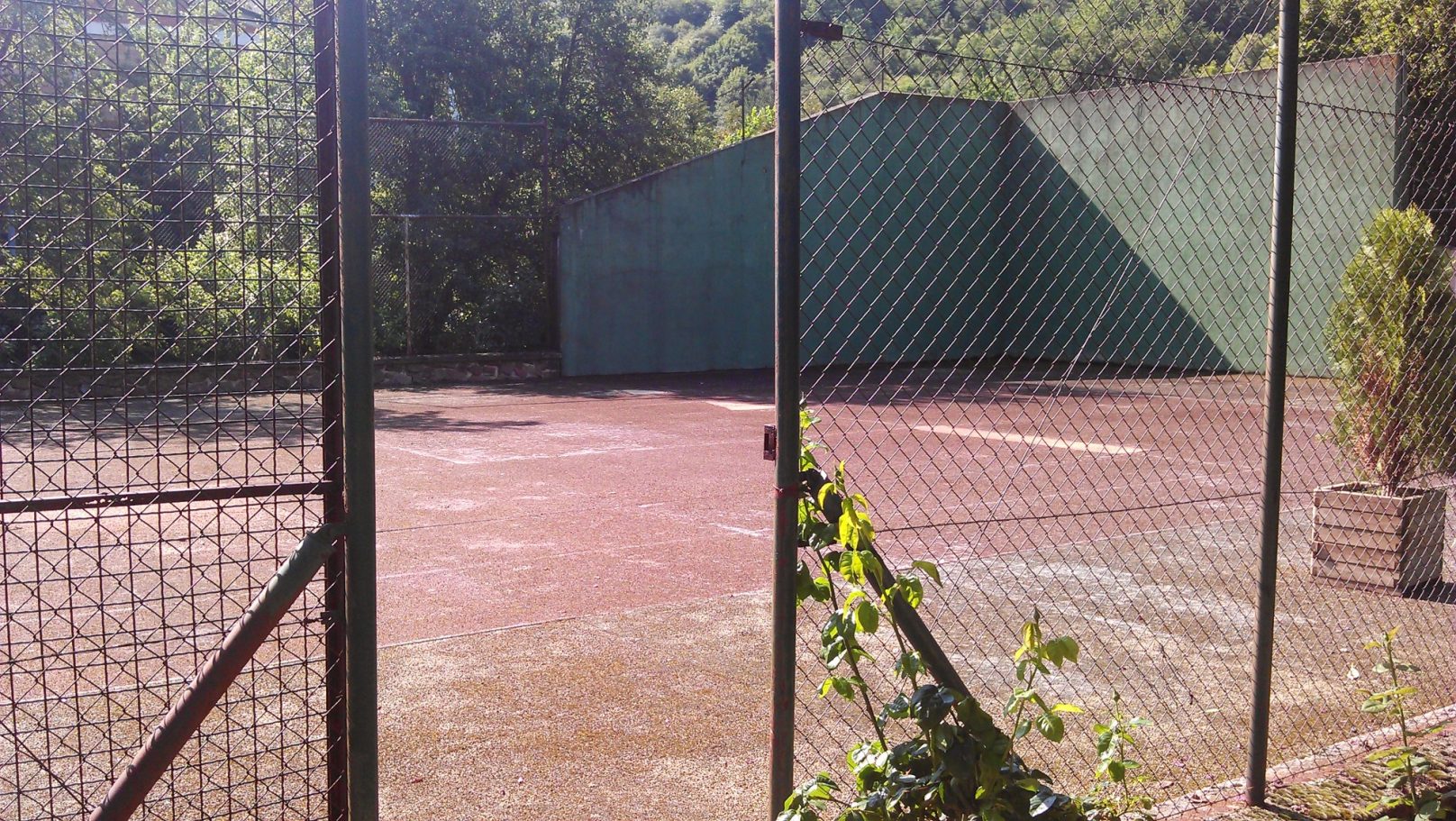 Pista de tenis y frontón